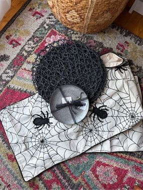 Halloween Spiderweb Table Décor 4 Placemats, 4 Dessert Plates, Table Runner